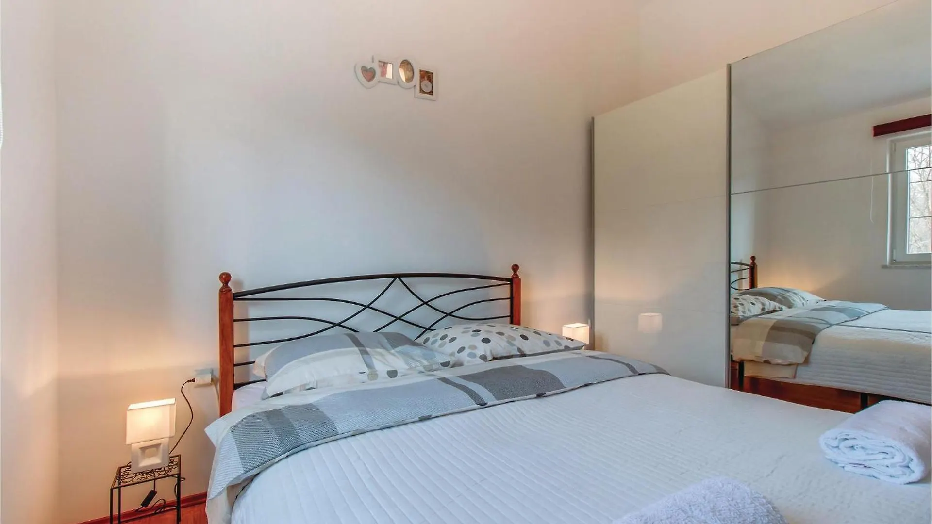 Lovely Apartment In Porozina With Kitchen